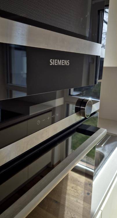 Hochwertiger Siemens Backofen und Mikrowelle in einer modernen Einbauküche.