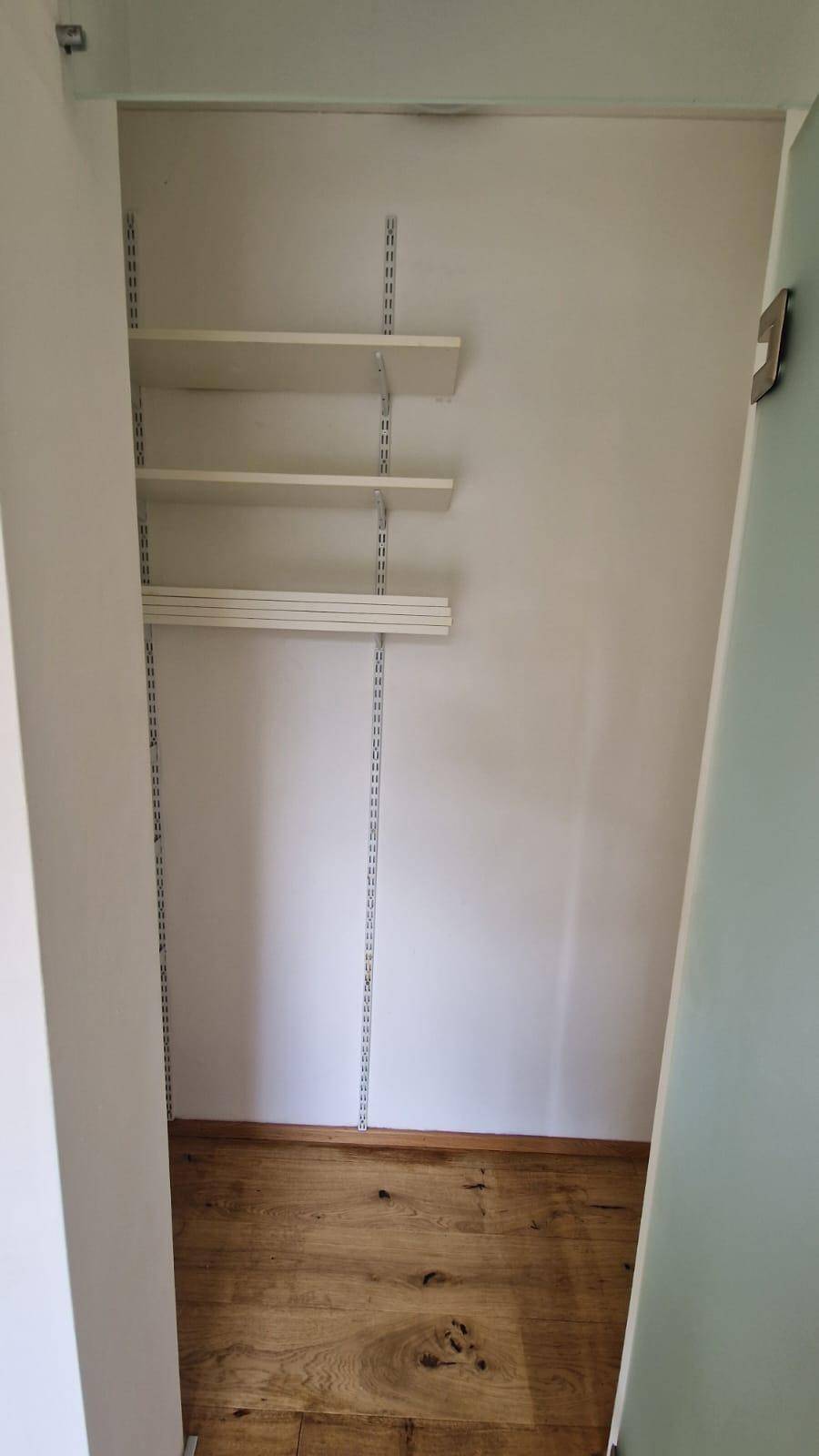 Praktischer Abstellraum mit Regalsystem für zusätzlichen Stauraum.