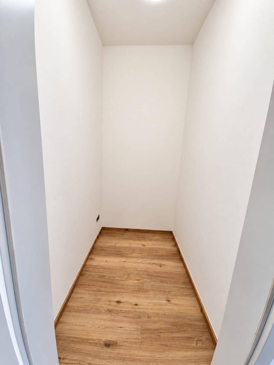 Praktischer Abstellraum mit Laminatboden, ideal für zusätzlichen Stauraum im Haushalt.