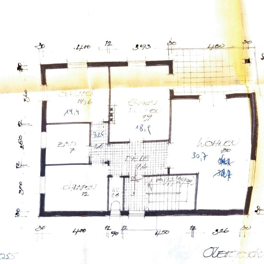Handgezeichneter Grundriss des Erdgeschosses mit offenem Wohn- und Küchenbereich sowie Schlafzimmer.