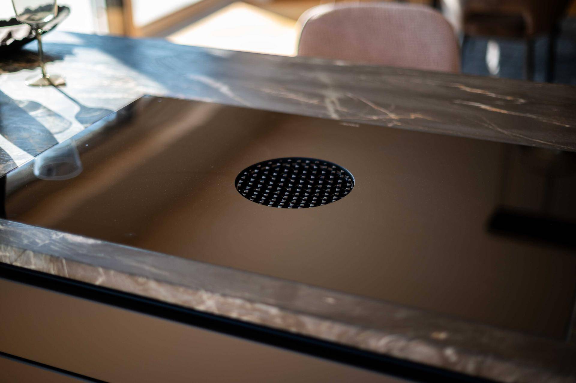 Induktionskochfeld mit integriertem Abzug in der Kücheninsel.