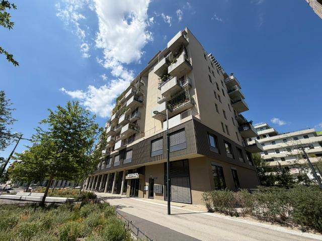 Modernes Apartmentgebäude mit mehreren Etagen, Balkonen und dem markanten "SEEPARQ"-Eingang.