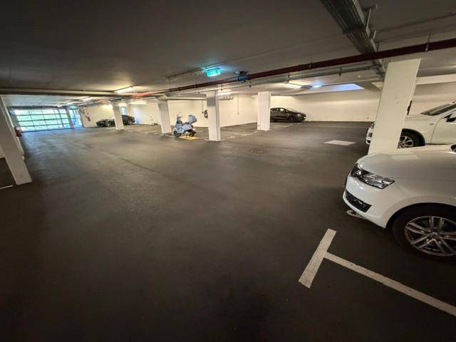 Geräumige Tiefgarage mit mehreren Stellplätzen und guter Beleuchtung.