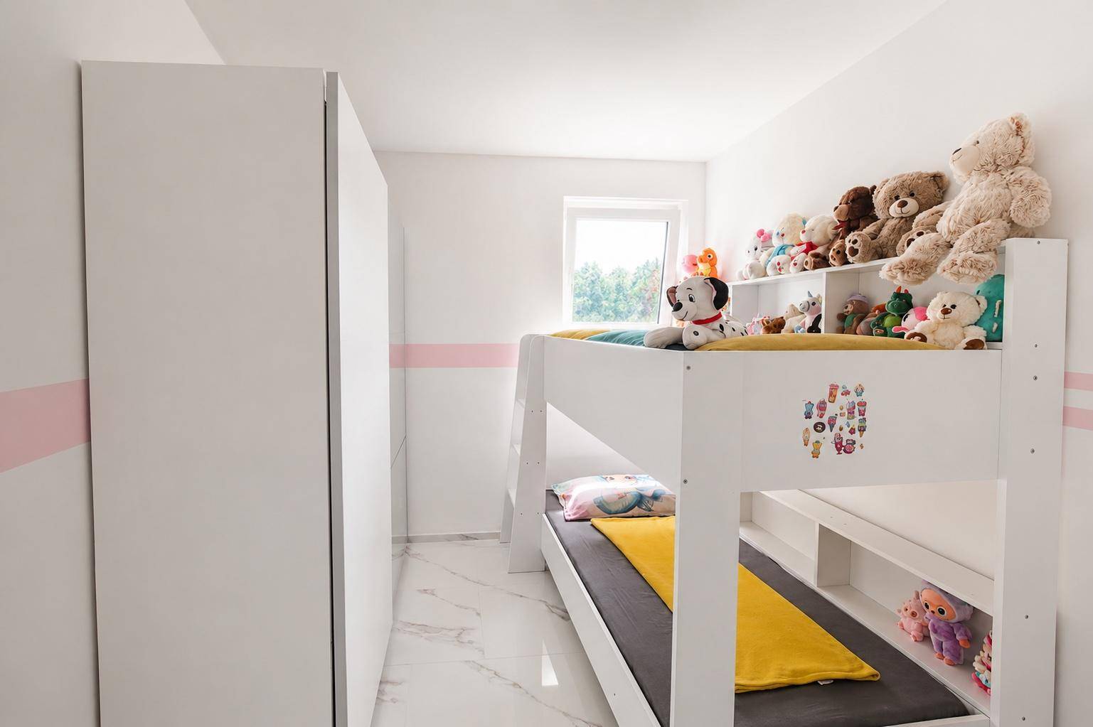 Kinderzimmer mit Etagenbett, Spielzeug und hellem Marmorboden.