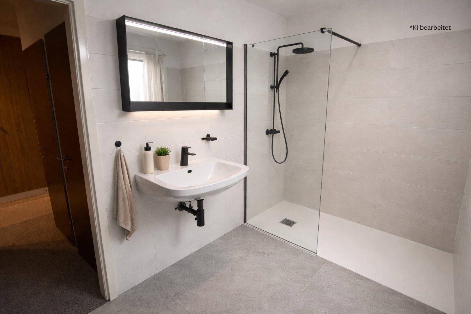 Modernes Badezimmer mit begehbarer Dusche, Wandwaschbecken und beleuchtetem Spiegelschrank.
