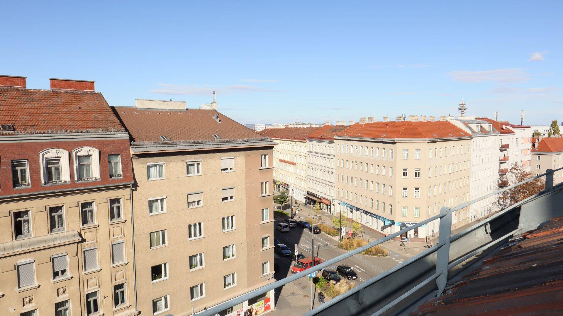 Weitblick über die Dächer der Stadt mit historischen Gebäuden und belebten Straßen.