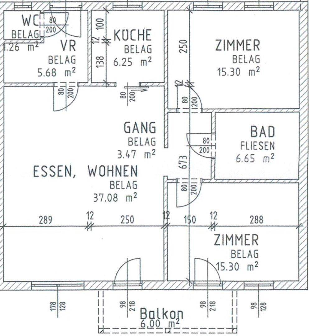 Detaillierter Grundriss mit separater Küche, Wohn-Essbereich, zwei Zimmern und Balkon.