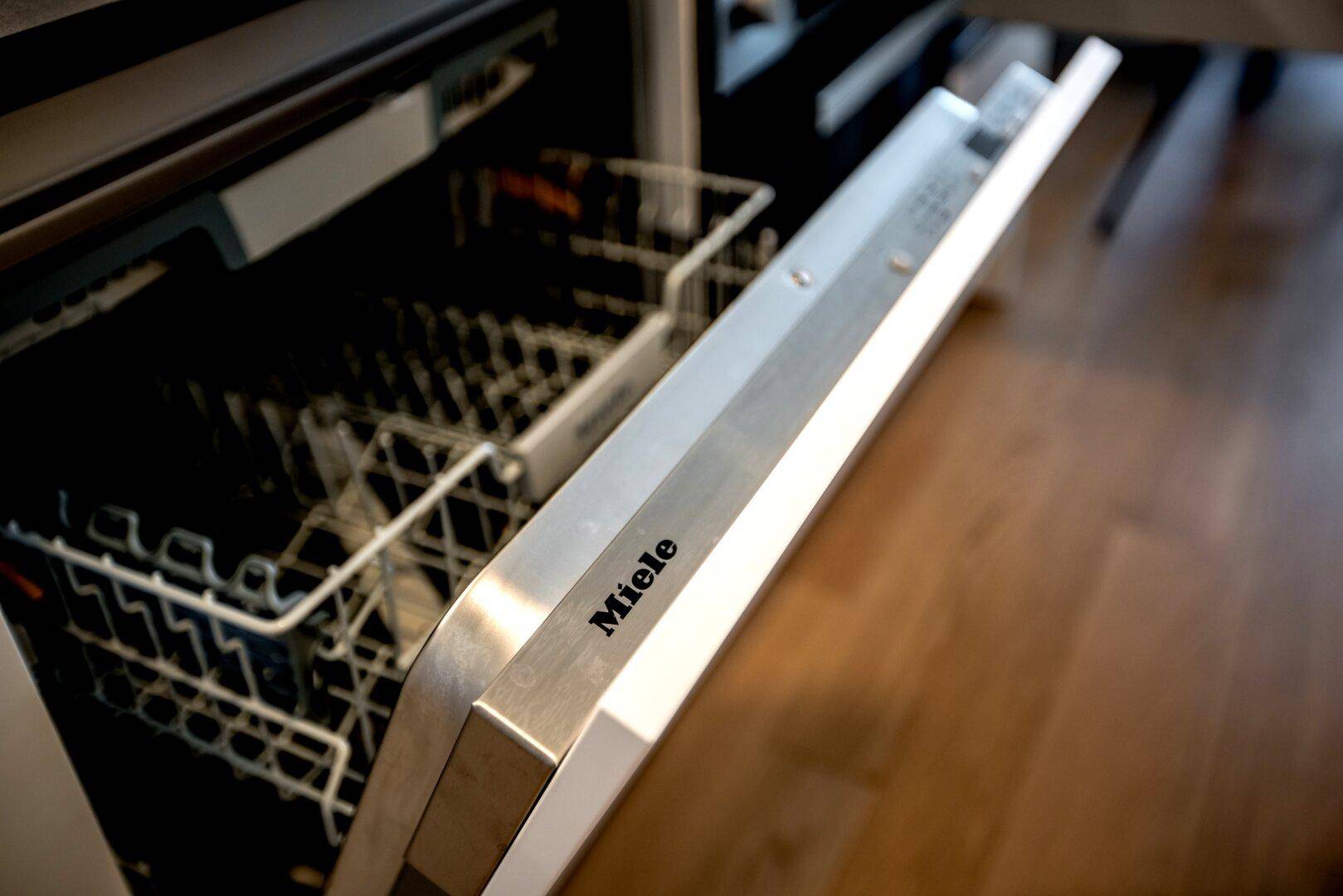 Hochwertiger Miele Geschirrspüler in einer modernen Einbauküche.