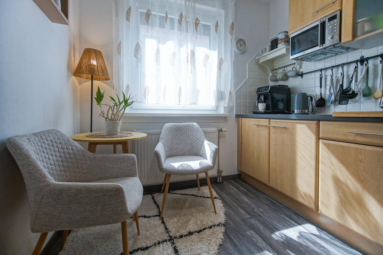 Gemütlicher Essbereich in der Küche mit kleinem Tisch, Stühlen und viel natürlichem Licht.