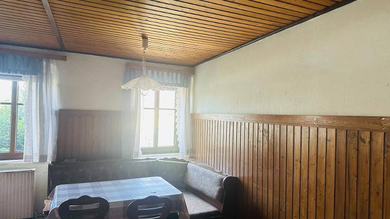 Gemütlicher Essbereich mit Holzvertäfelung, Sitzbank und Esstisch.