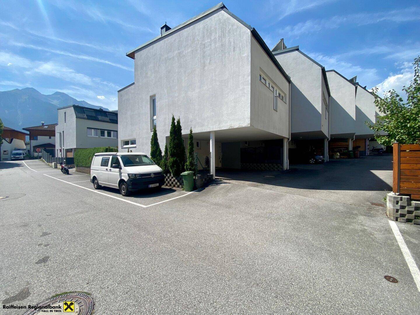 Ansicht der modernen Wohnanlage von der Straße mit mehreren Gebäuden.