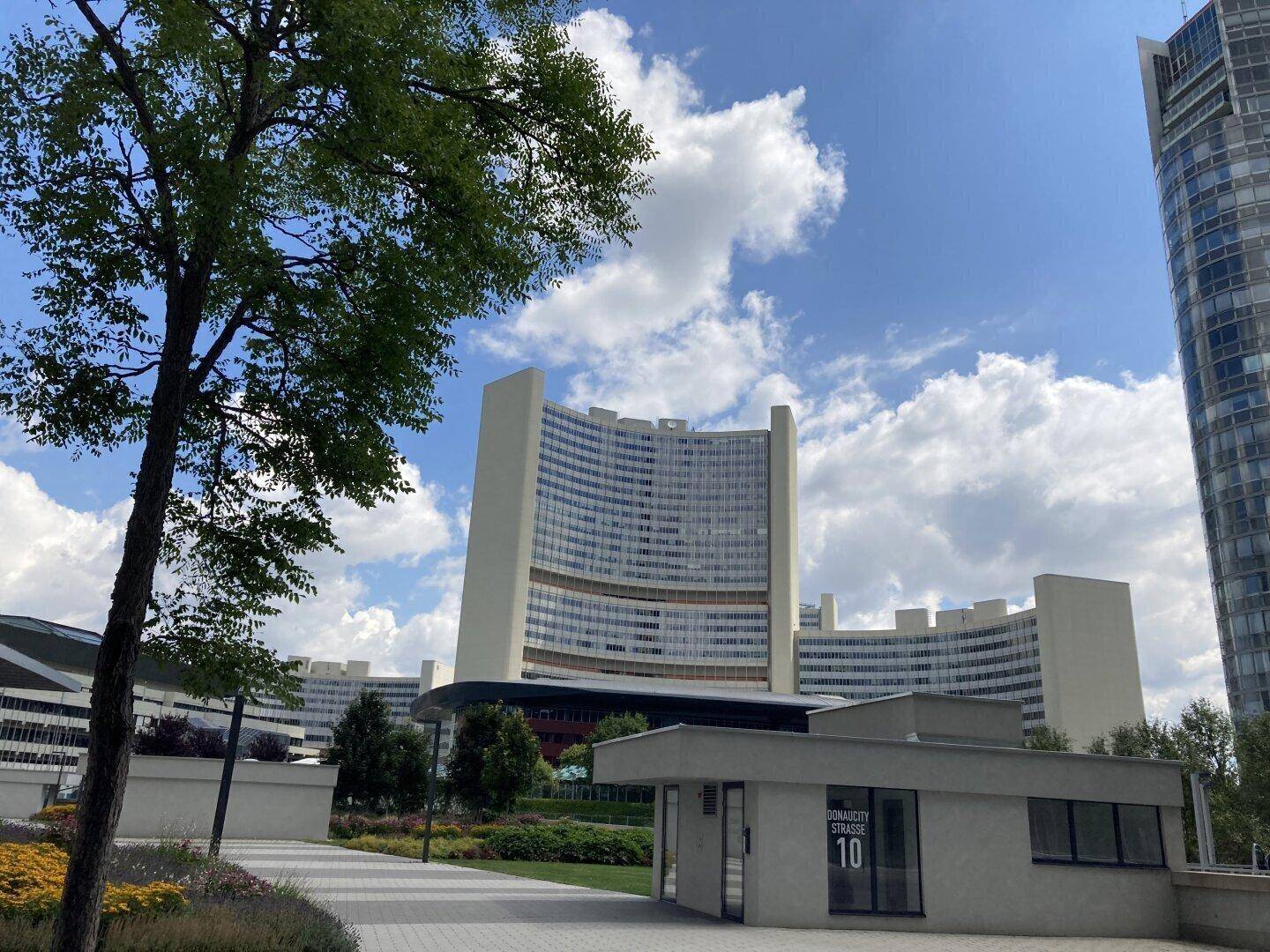 Beeindruckendes modernes Gebäude mit markanter Architektur und umliegender Grünfläche.