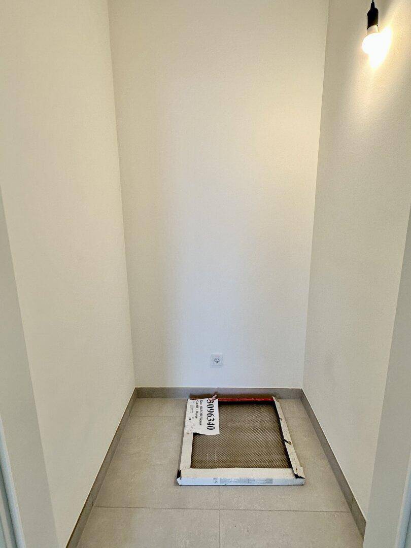 Kleiner, leerer Abstellraum mit Fliesenboden und weißen Wänden, ideal für zusätzlichen Stauraum.