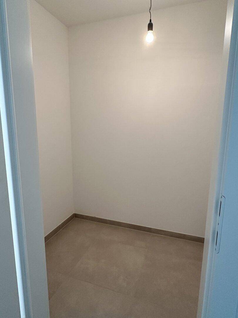 Kleiner, leerer Abstellraum mit Fliesenboden und weißen Wänden, ideal für zusätzlichen Stauraum.