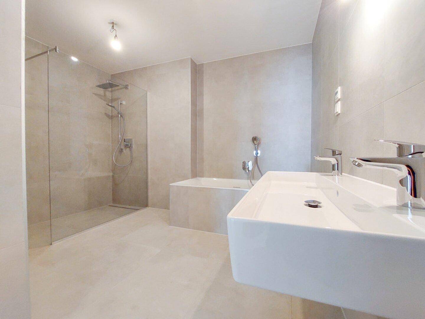 Modernes Badezimmer mit Doppelwaschbecken, Badewanne und einer geräumigen begehbaren Dusche.