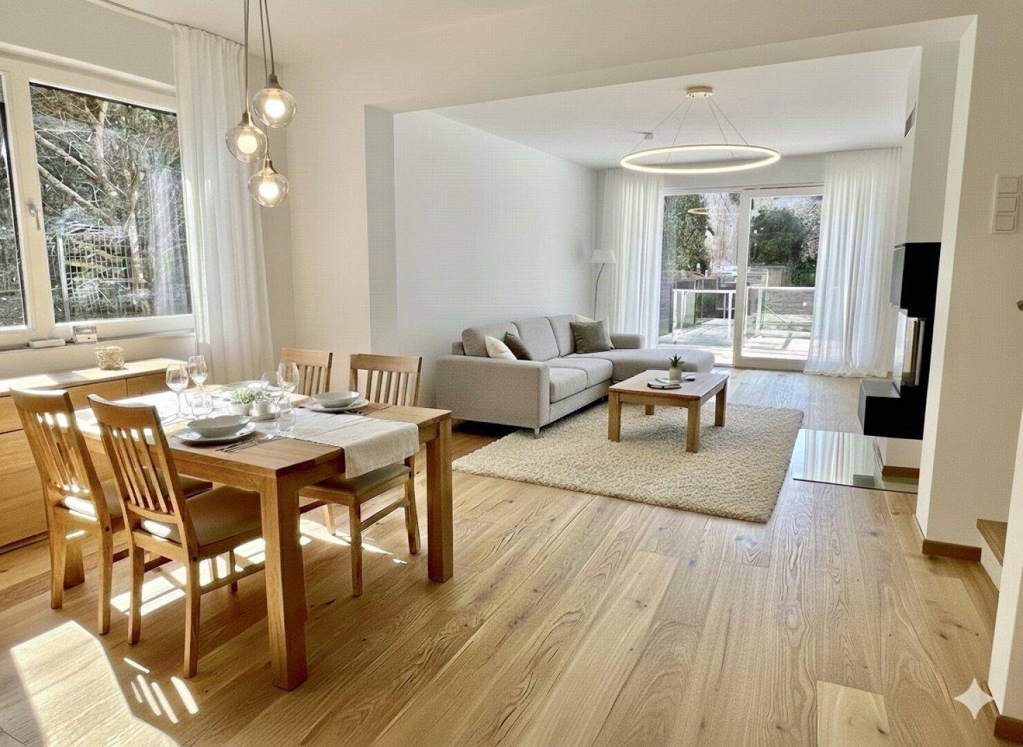 Heller, offener Wohn-Essbereich mit Eichenparkett, modernen Möbeln und Zugang zur Terrasse.
