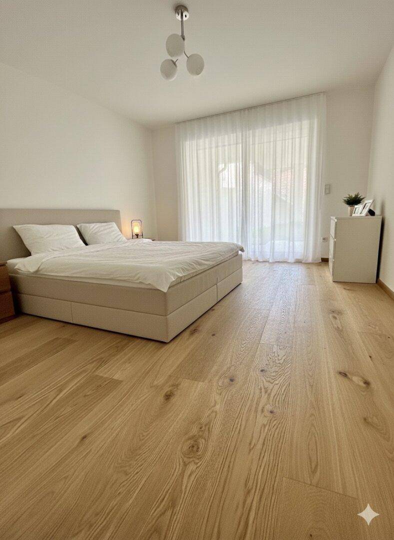 Geräumiges Schlafzimmer mit großem Bett, Eichenparkett und bodentiefen Fenstern für viel Licht.