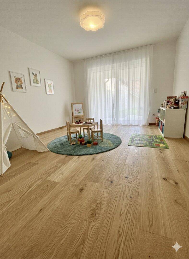 Freundliches Kinderzimmer mit Eichenparkett, Spielbereich und großem Fenster für viel Tageslicht.