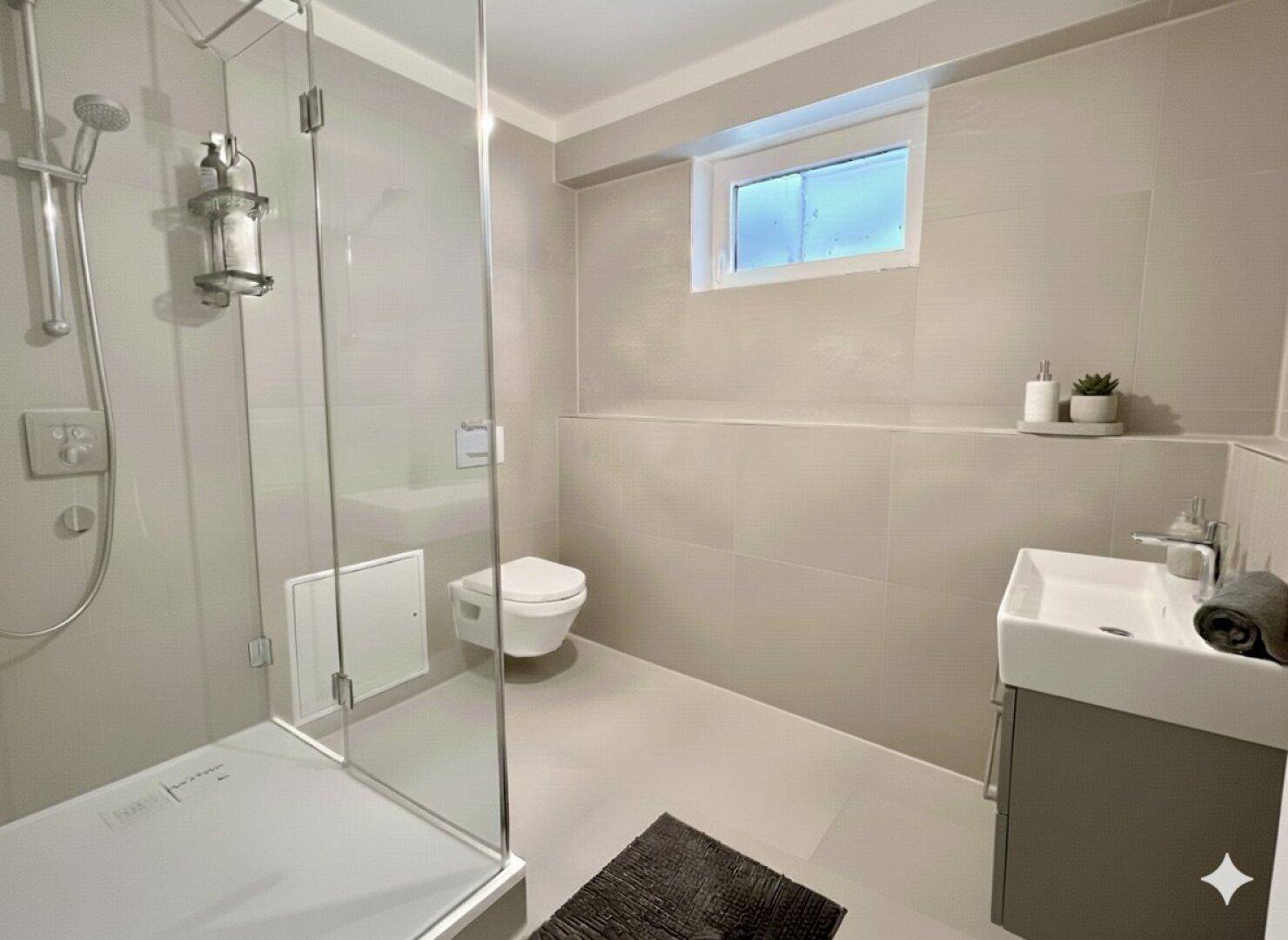 Modernes Badezimmer mit begehbarer Dusche, wandhängendem WC und Einzelwaschbecken.