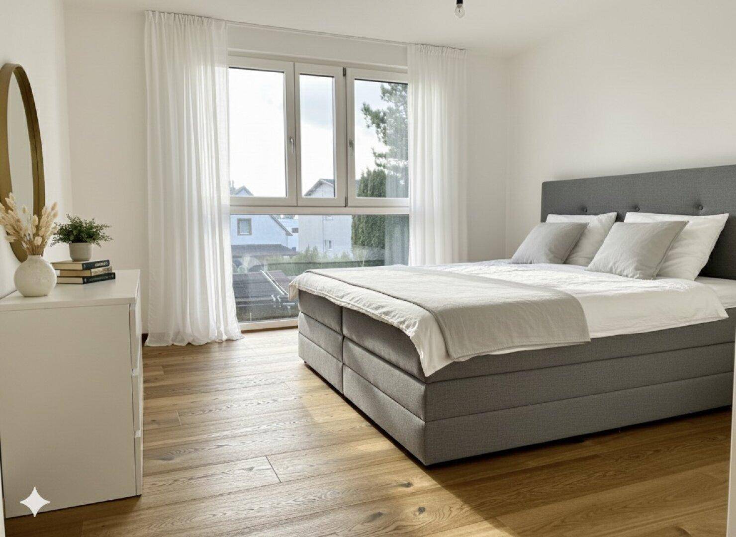 Gemütliches Schlafzimmer mit Doppelbett, Kommode und großem Fenster mit weißen Vorhängen.