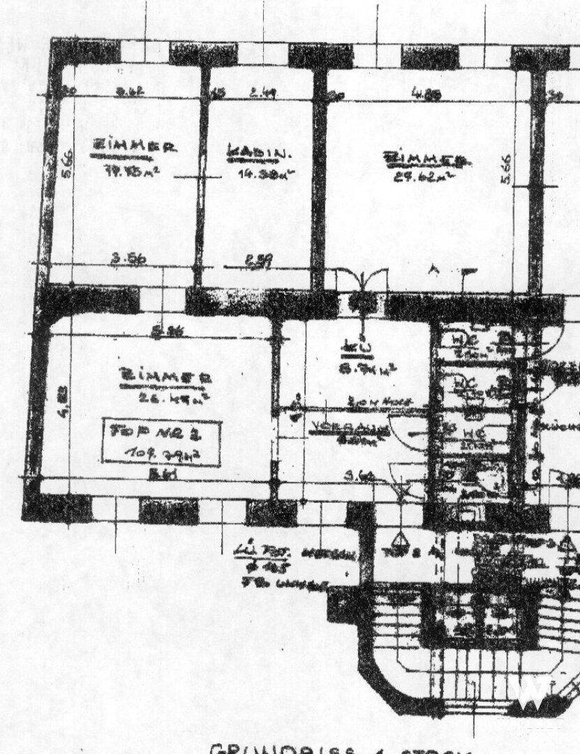 Detaillierter handgezeichneter Grundriss mit Raumaufteilung und Flächenangaben für eine Etage.