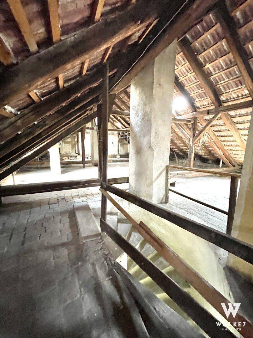 Weiterer Blick in den weitläufigen Dachboden mit alter Holzkonstruktion und viel Potenzial.