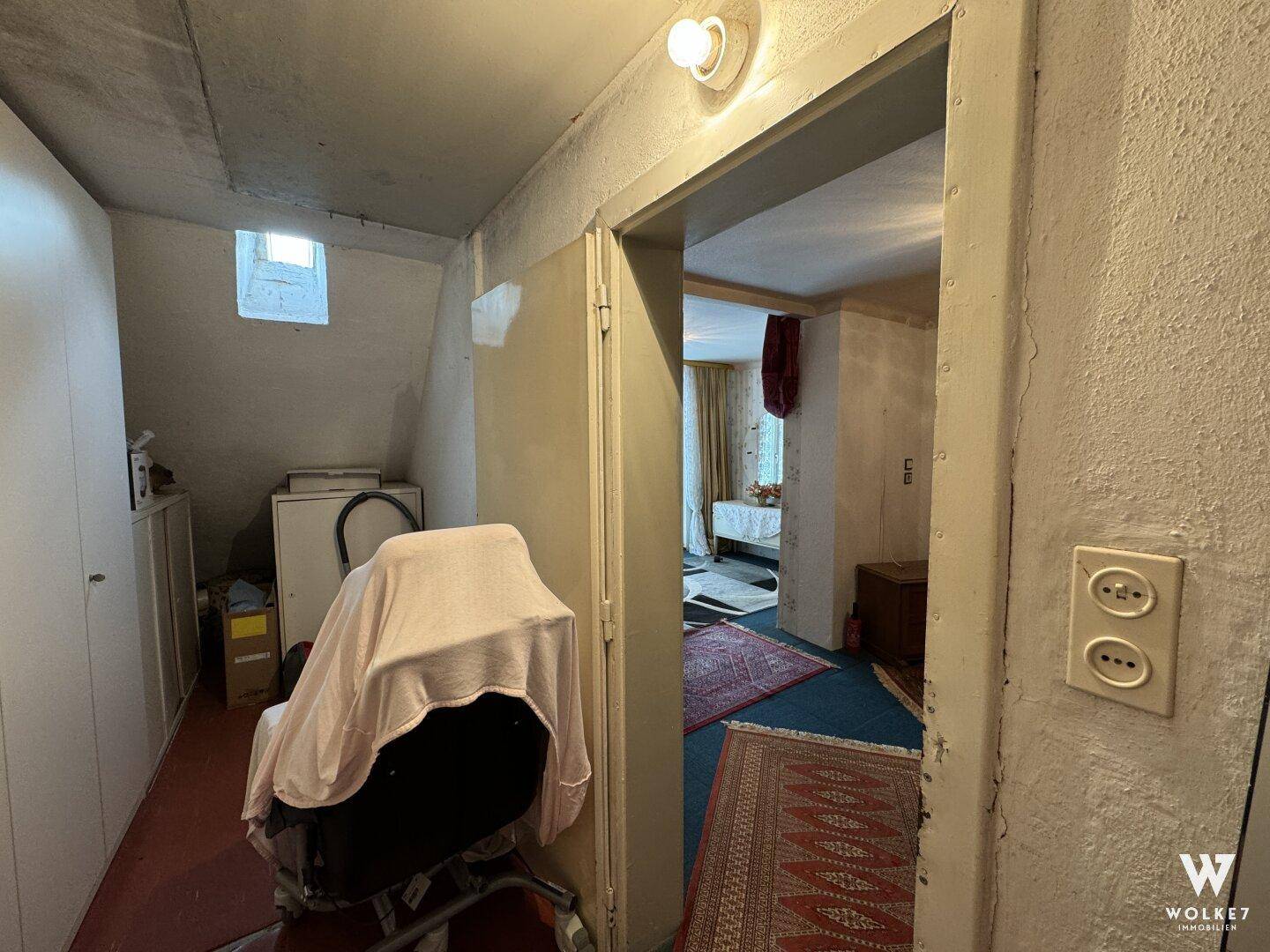 Weiterer Blick in den Kellerraum, der als Lagerfläche dient.