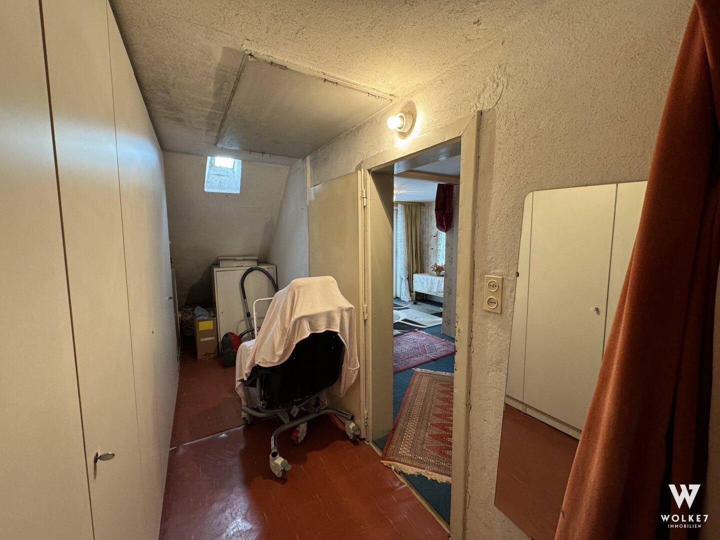 Kellerraum mit Einbauschränken und einem kleinen Fenster, genutzt als Abstellfläche.