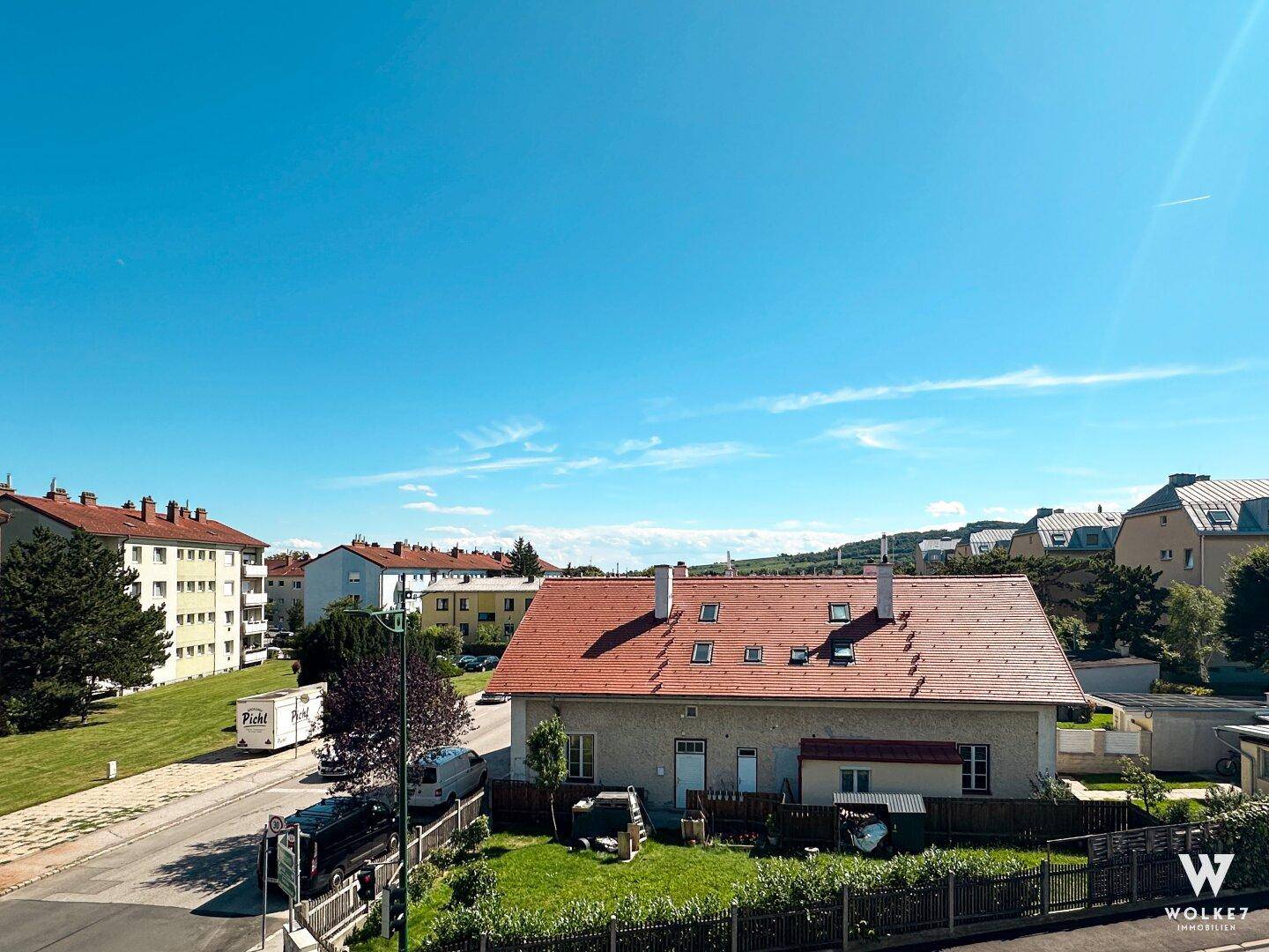 Blick von oben auf eine Wohngegend mit verschiedenen Gebäuden und einem kleinen Gartenhaus.