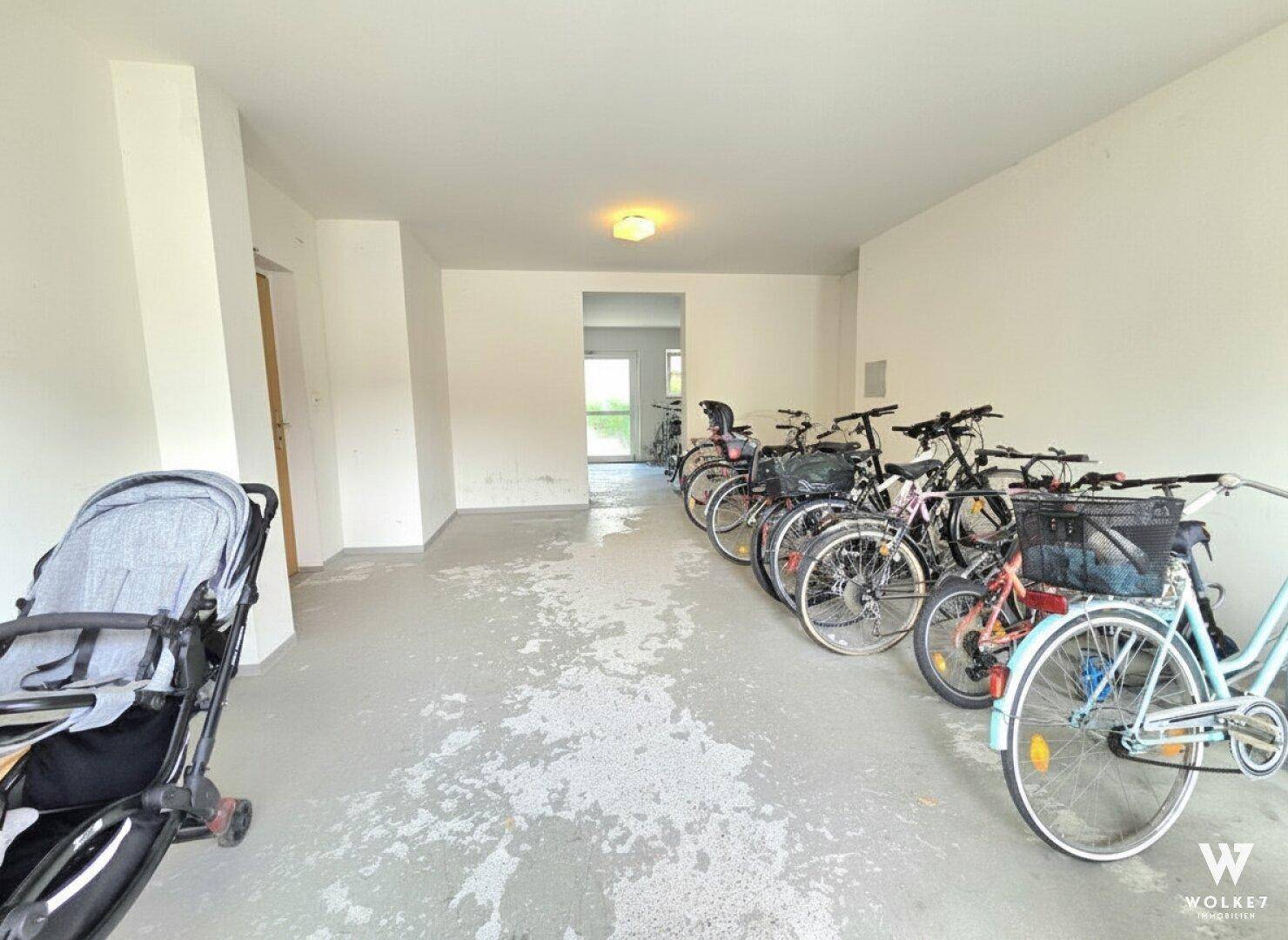 Gemeinschaftlicher Fahrradraum im Erdgeschoss mit Kinderwagen.
