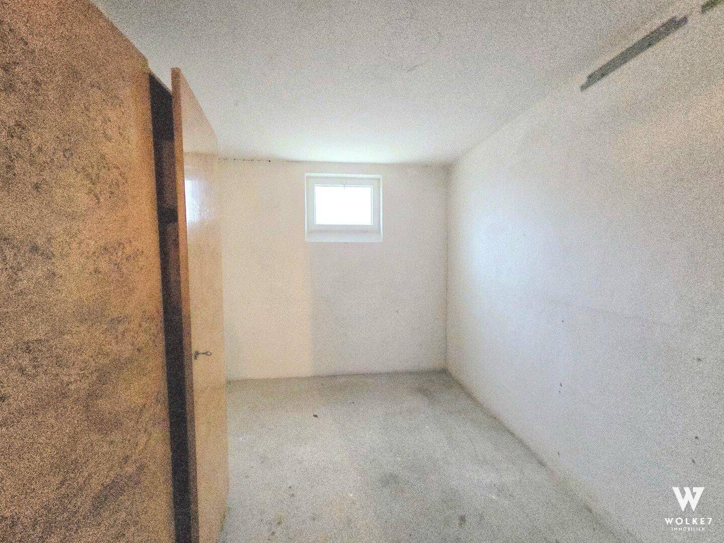 Praktischer Abstellraum mit kleinem Fenster, ideal für zusätzlichen Stauraum.