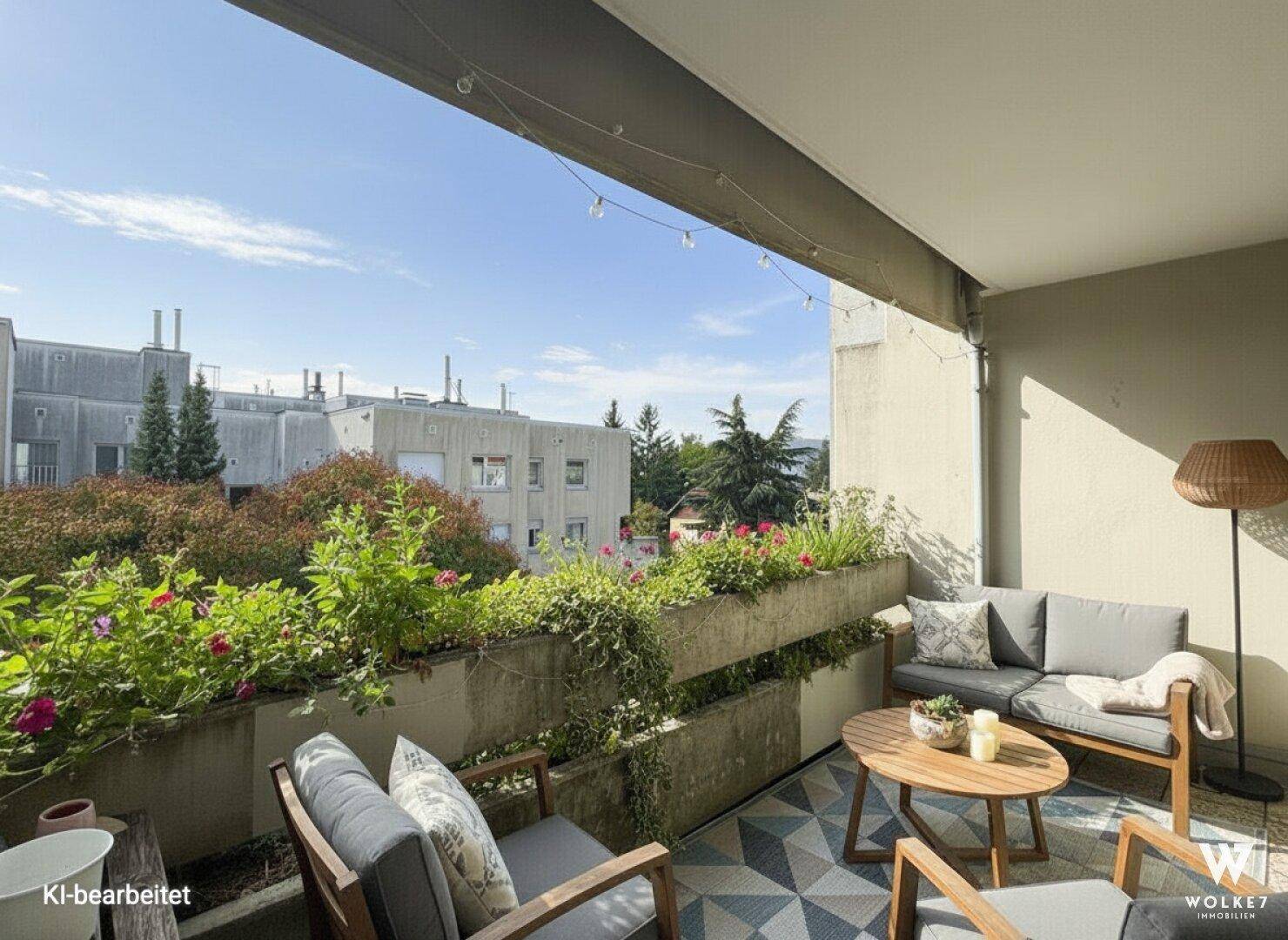 KI-bearbeiteter Balkon mit gemütlichen Sitzmöbeln, Pflanzen und Blick auf die umliegenden Gebäude.
