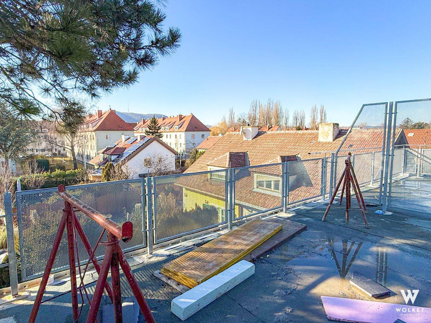 Weitblick über die Dächer der Nachbarschaft von einer im Bau befindlichen Dachterrasse.