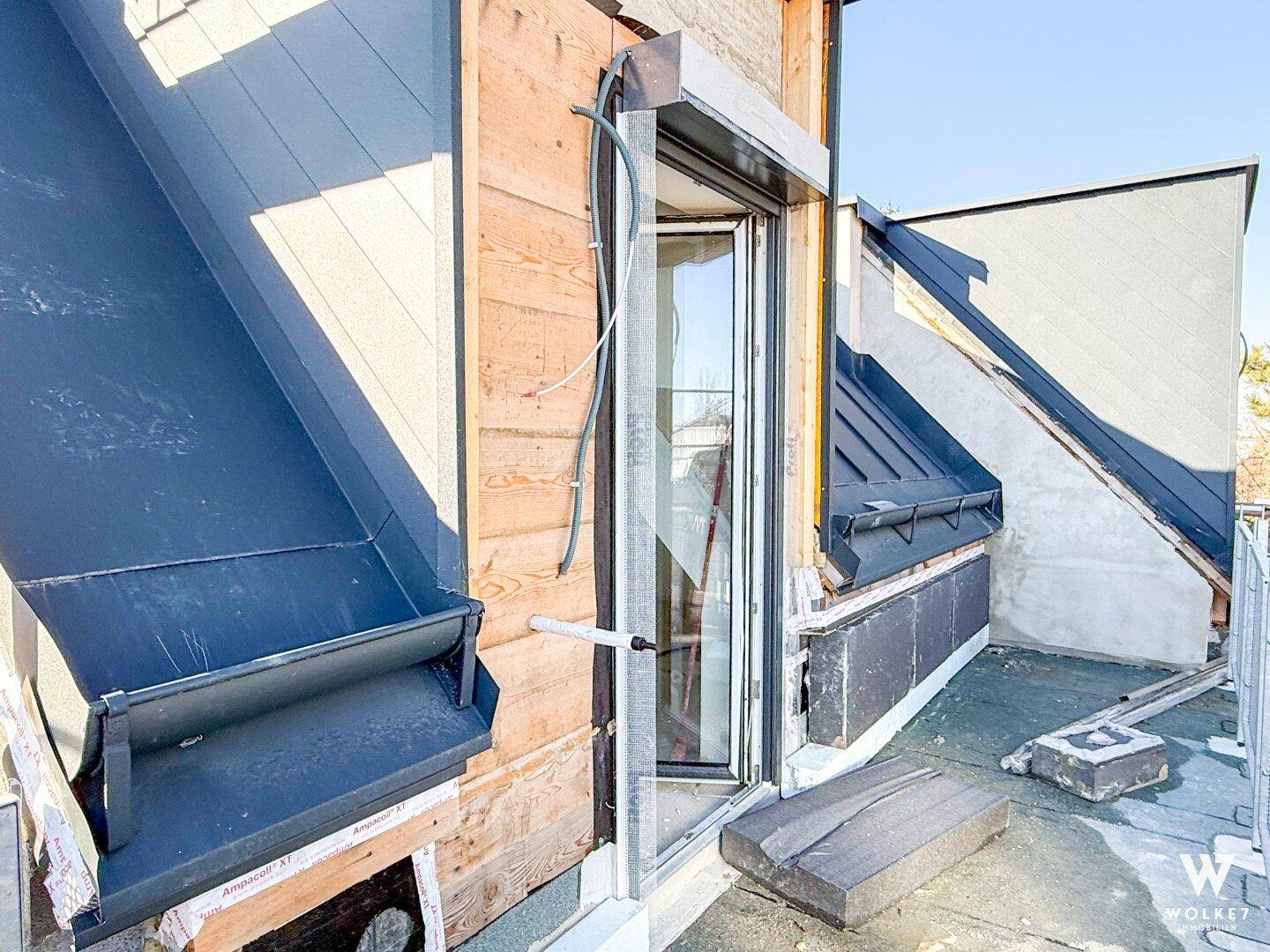 Detailansicht der Dachkonstruktion und eines Fensters im Bauzustand.