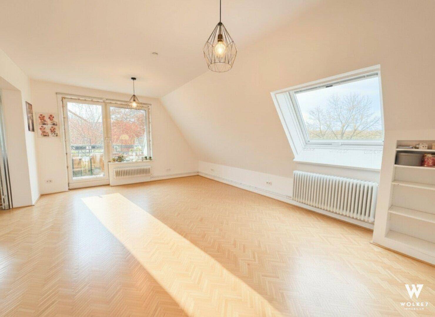 Exklusive 5-Zimmer-Dachgeschosswohnung mit Balkon &amp; Garagenplatz