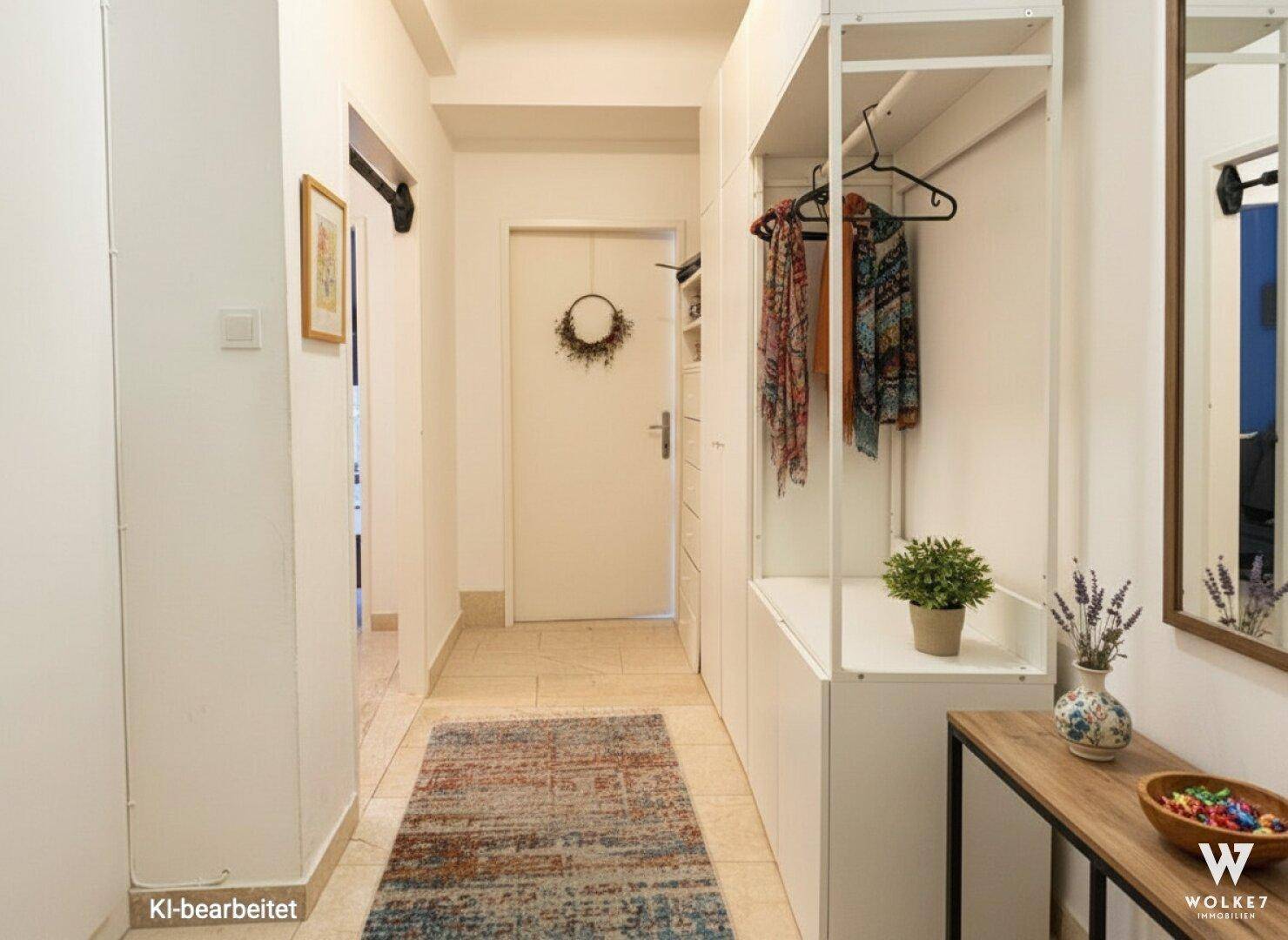 Heller Flur mit Garderobe, Spiegel und Stauraum, der einen einladenden Eingangsbereich schafft.