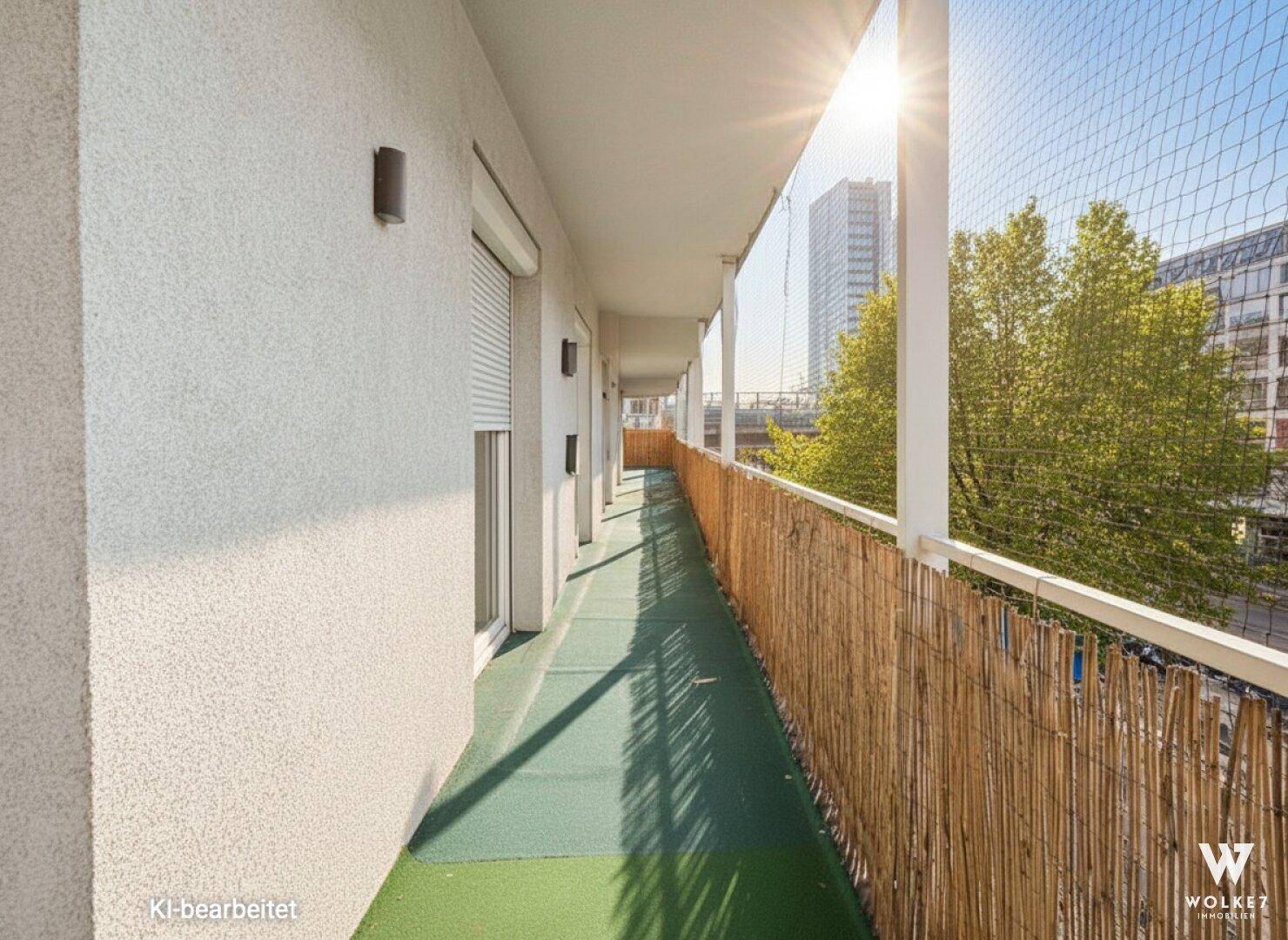 Langer Balkon mit Kunstrasen und Bambusverkleidung, bietet einen sonnigen Außenbereich.