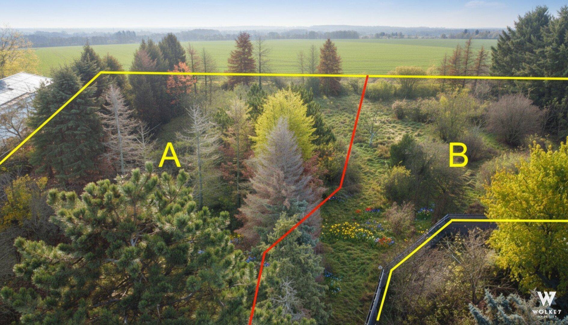 Luftaufnahme eines weitläufigen Grundstücks mit üppiger Vegetation und angrenzenden Feldern.