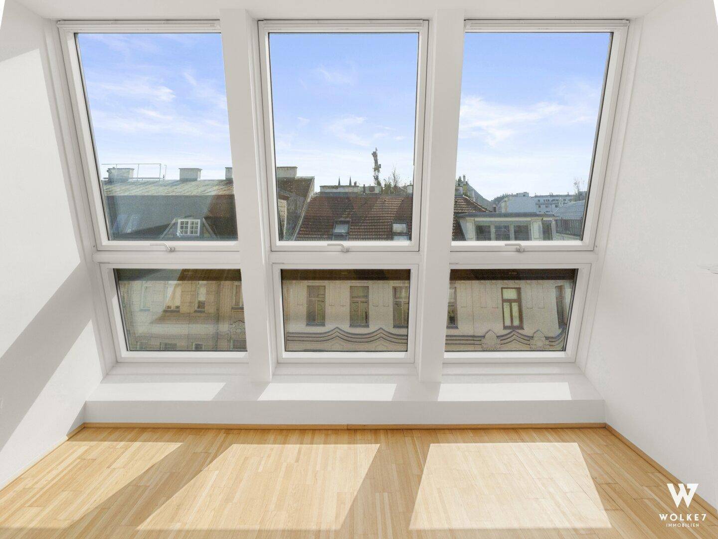Große Dachfenster bieten einen weiten Blick über die Dächer der Stadt und sorgen für viel Helligkeit.