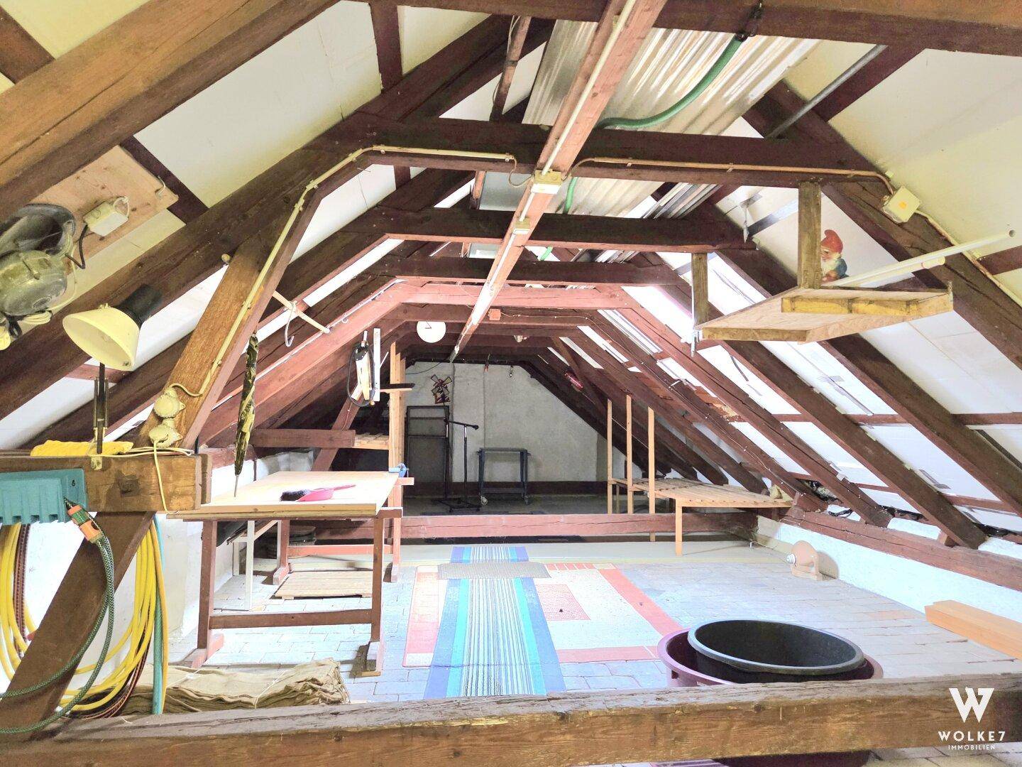 Ausbaufähiger Dachboden mit sichtbaren Holzbalken und viel Potenzial zur Erweiterung.