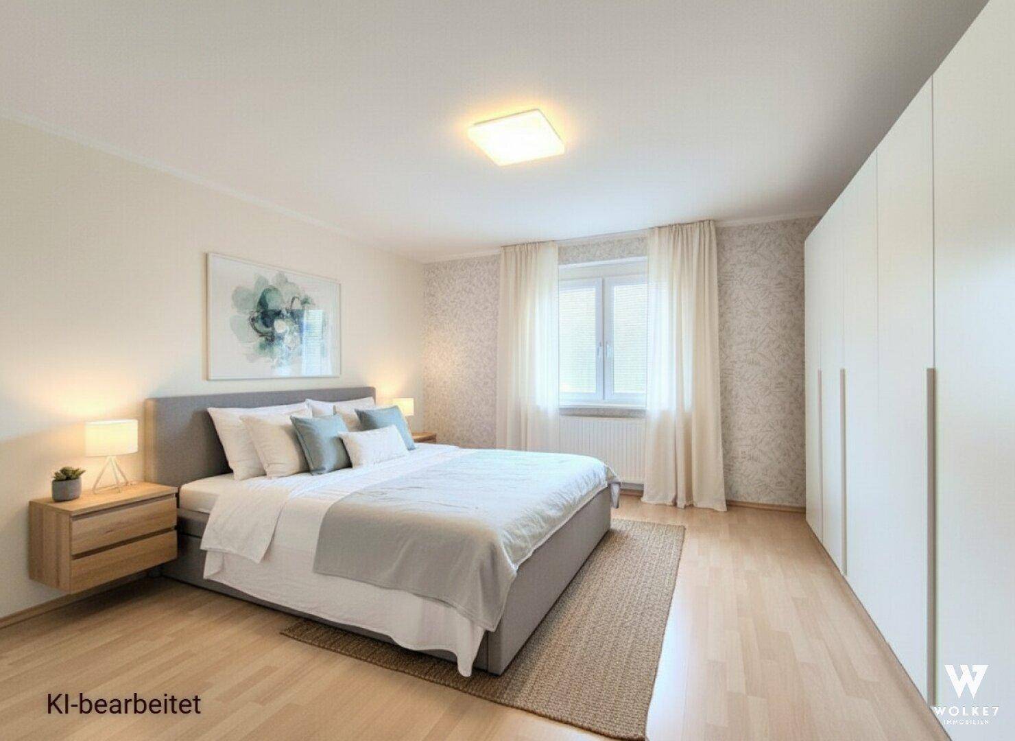 Helles Schlafzimmer mit modernem Laminatboden, großem Bett und integriertem Kleiderschrank.