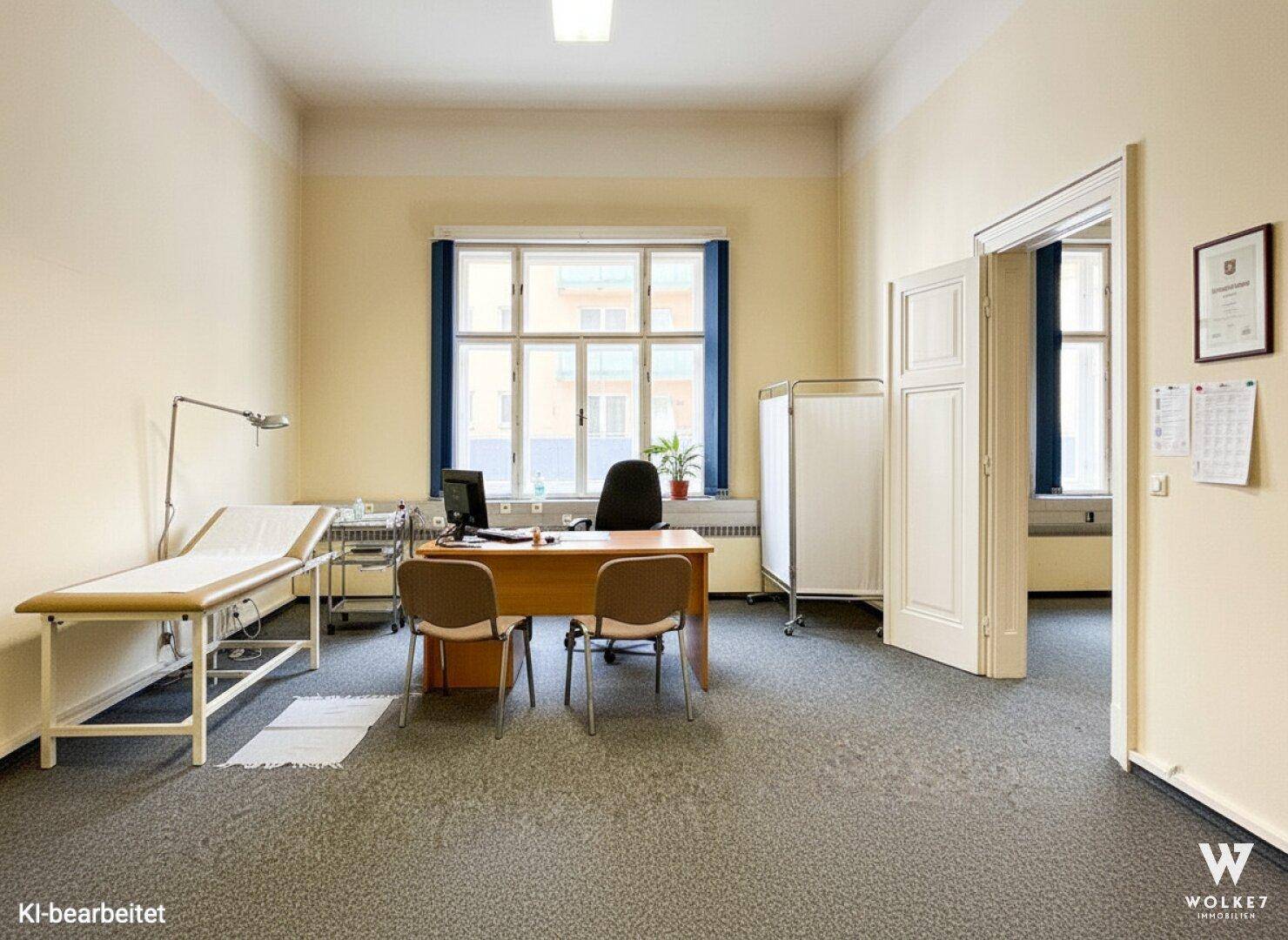 Arztpraxis mit Untersuchungsliege, Schreibtisch und Stühlen, bereit für medizinische Konsultationen.