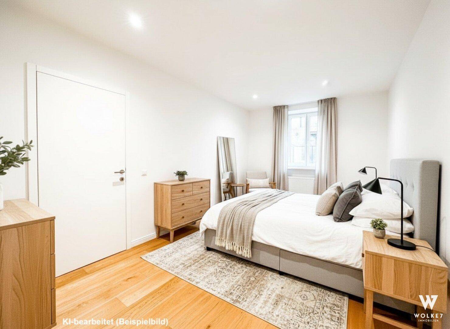Helles Schlafzimmer mit Holzboden, modernem Bett und schlichten Holzmöbeln, einladend und ruhig.