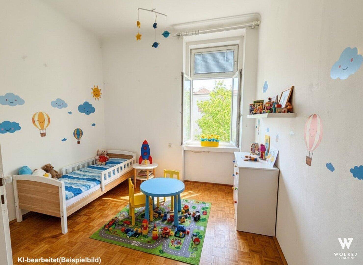 Helles Kinderzimmer mit Holzboden, einem Bett, Spielbereich und Fenster mit Blick ins Grüne.