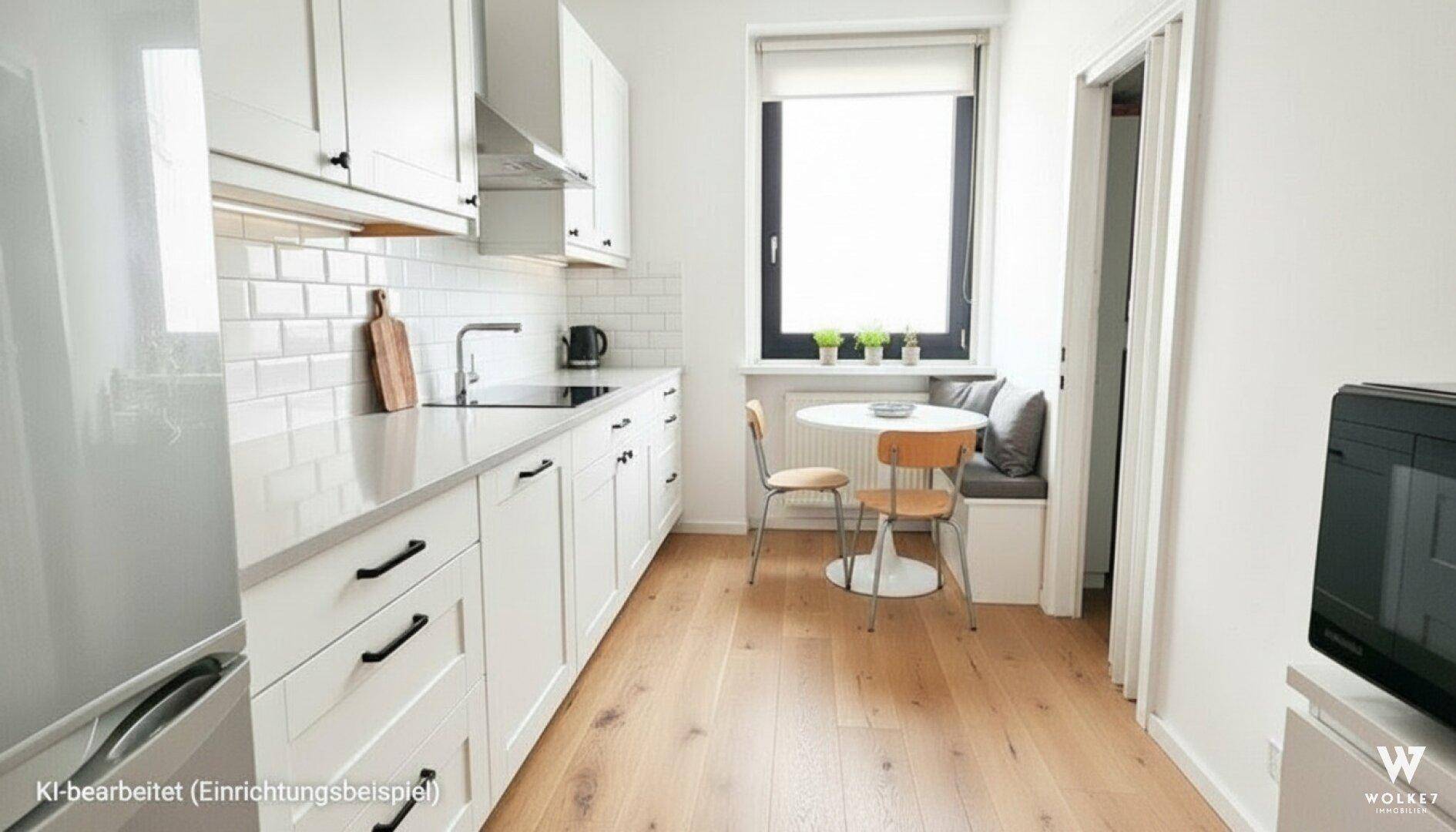 Moderne weiße Küche mit Holzboden und integriertem Essbereich am Fenster für gemütliche Mahlzeiten.