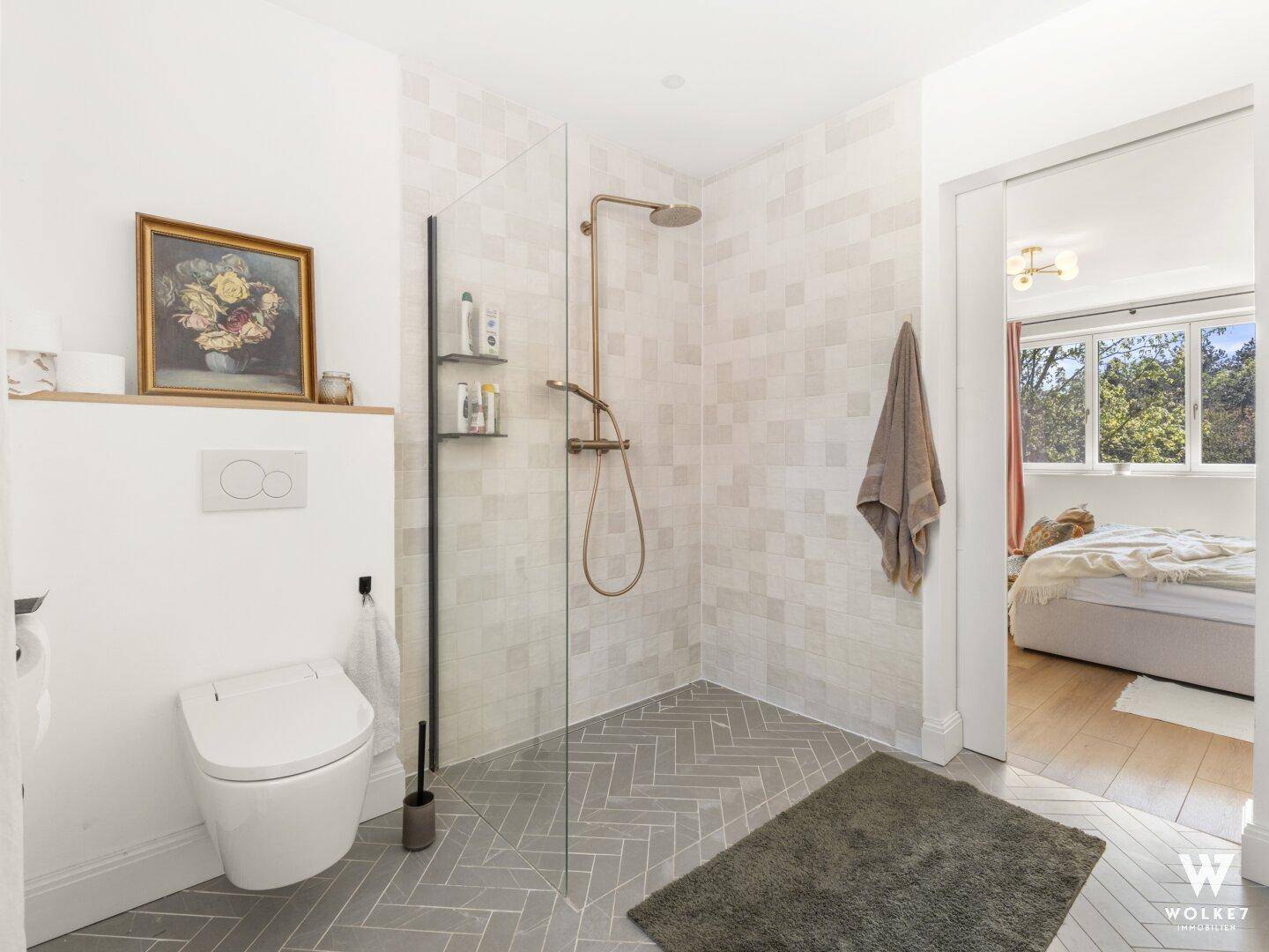 Modernes Badezimmer mit begehbarer Dusche, Wand-WC und Fliesen in Fischgrätmuster.