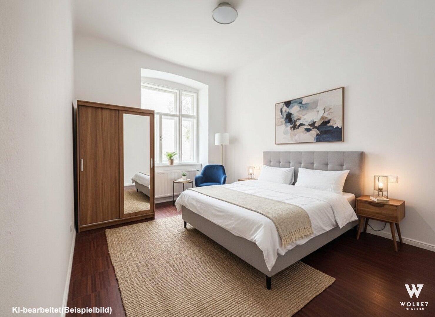 Helles Schlafzimmer mit Doppelbett, Kleiderschrank und dunklem Holzboden.