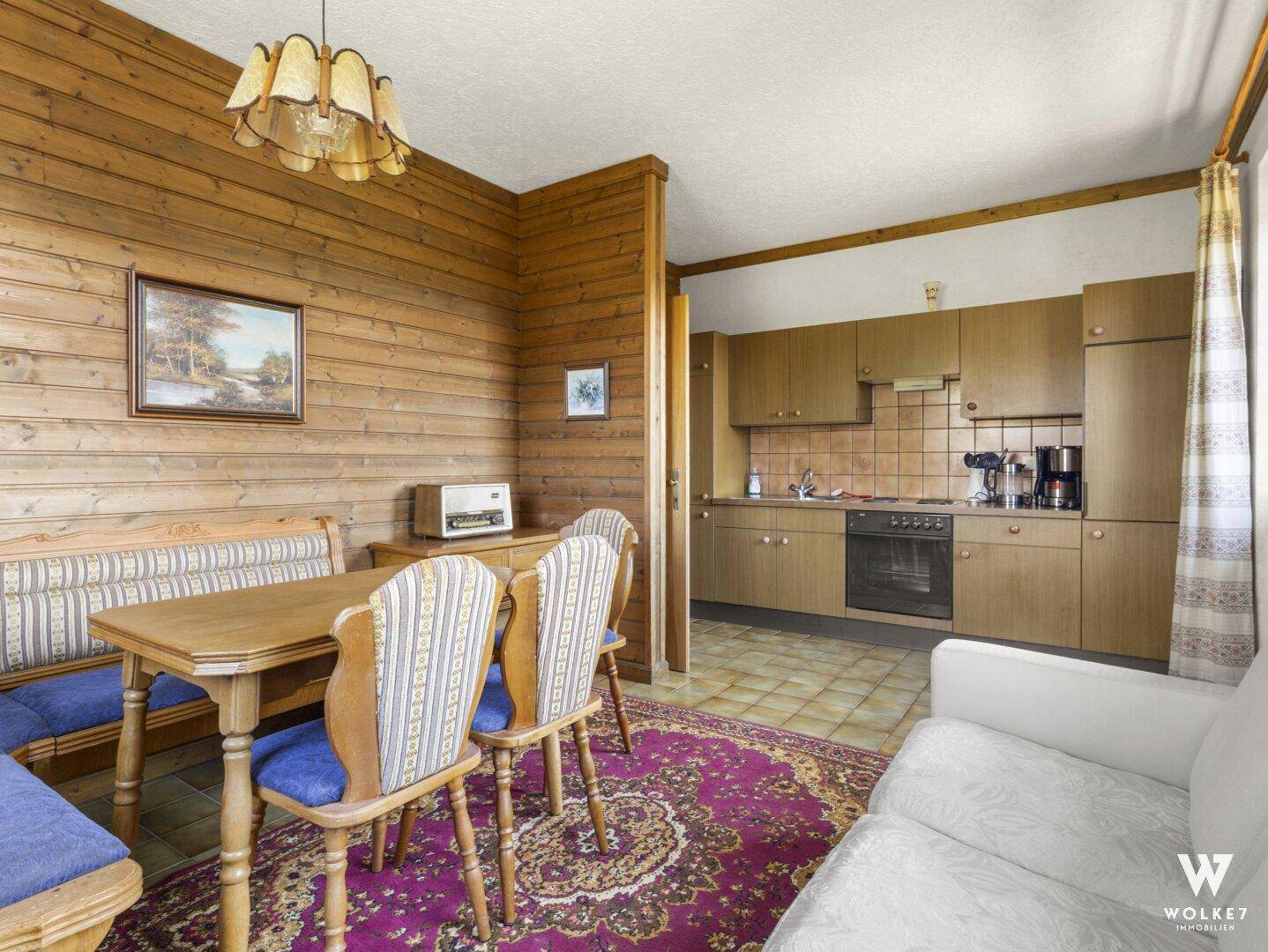 Küche mit Essbereich, Holzvertäfelung und traditionellen Möbeln, ideal für gemütliche Mahlzeiten.
