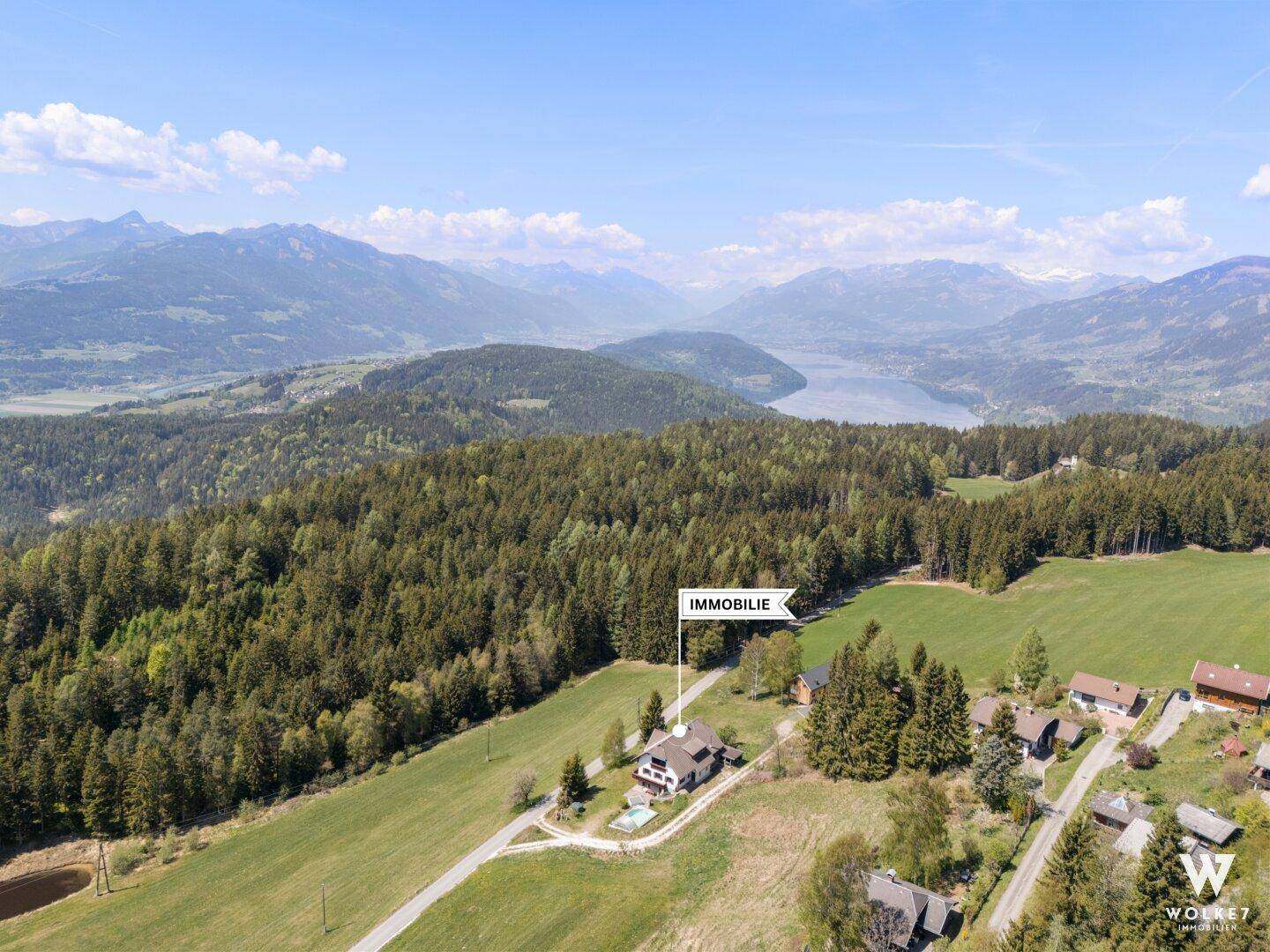 Luftaufnahme des Anwesens mit Markierung der Immobilie, umgeben von Natur und Bergen.