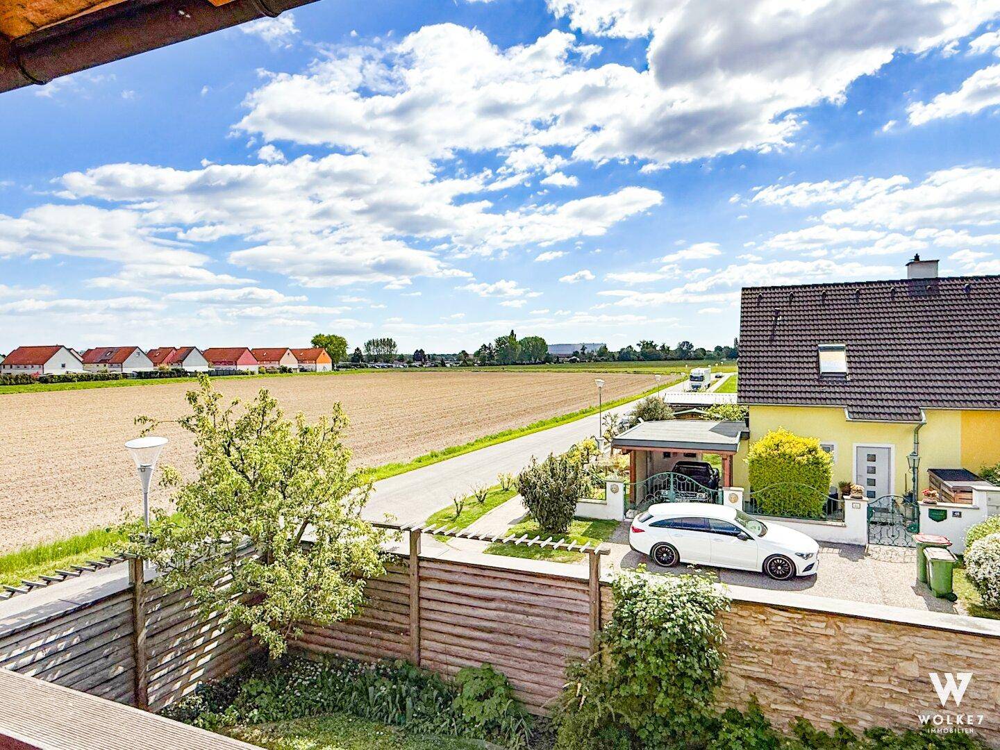 Balkon mit weitem Blick über Felder und die umliegende Landschaft.